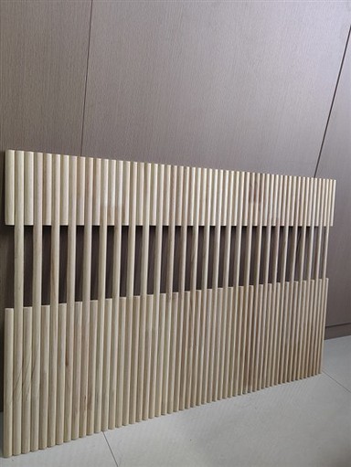 Lahko je votla okrasna stenska obloga iz fleksibilne plošče z ukrivljenimi žlebovi